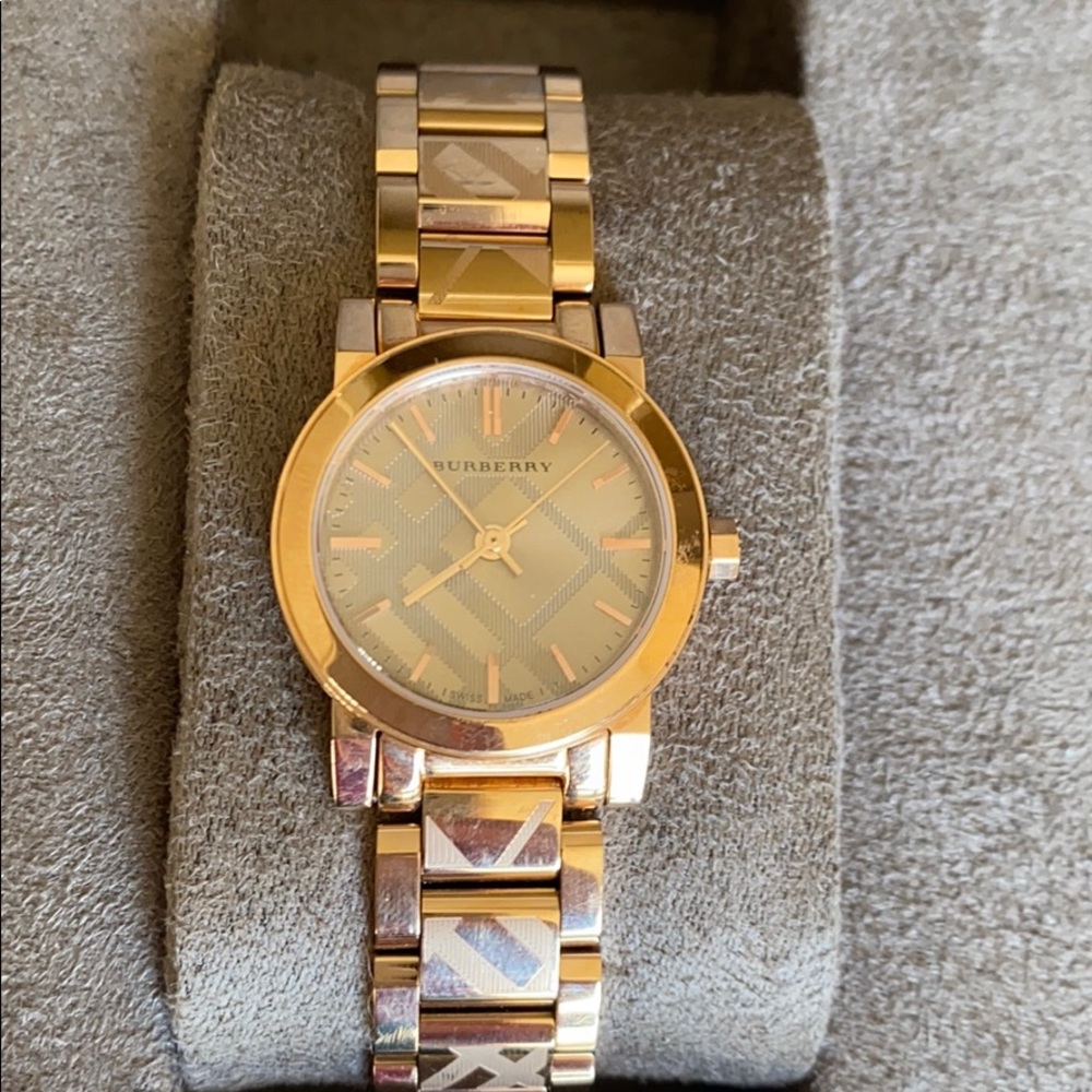 -Rose Gold Burberry watch ( Woman/girls )